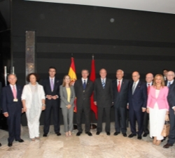 Don Juan Carlos junto a los ministros y exministros de Asuntos Exteriores españoles presentes en el encuentro empresarial hispano-marroquí